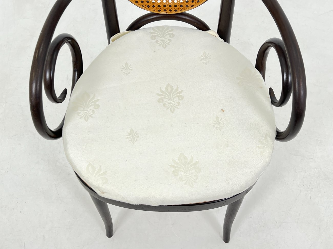 HK1507-valgomojo-kreslai-9 „Thonet Long John 207” krėslas 48×52,5×116 cm 47-50 cm
