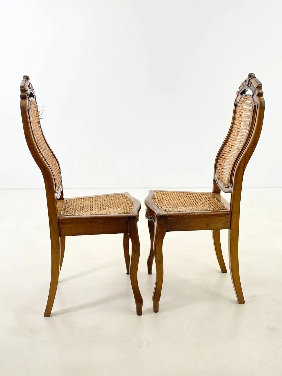 DR0458-kedes-3 Drožinėtos riešutmedžio kėdės su ratanu 2 vnt. kompl. 50x46x105 cm, 47 cm