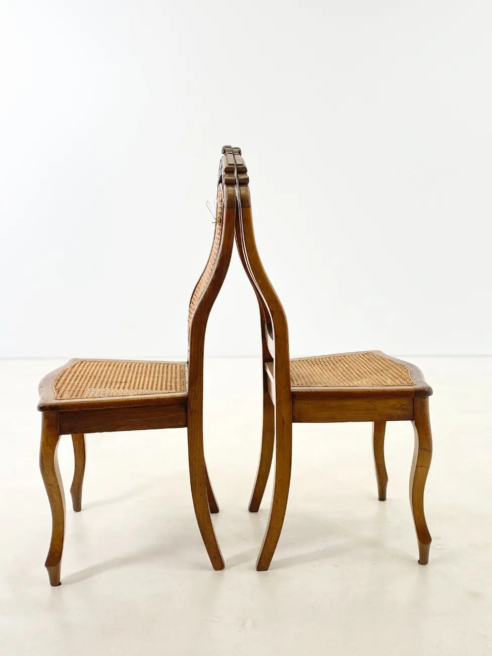 DR0458-kedes-4 Drožinėtos riešutmedžio kėdės su ratanu 2 vnt. kompl. 50x46x105 cm, 47 cm