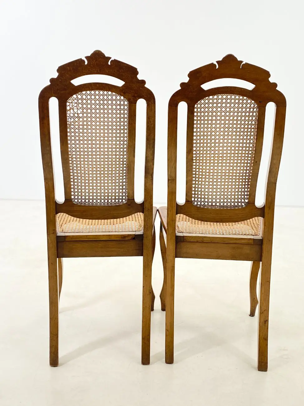 DR0458-kedes-8 Drožinėtos riešutmedžio kėdės su ratanu 2 vnt. kompl. 50x46x105 cm, 47 cm