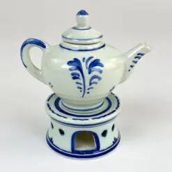 Keramikinė miniatiūra „Delfto stiliaus arbatinukas su šildytuvu” 6×9,5×10,5 cm
