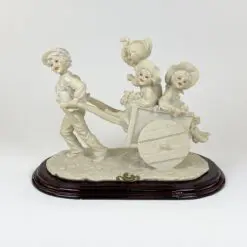 Itališka Bruno Merli Capodimonte stiliaus statula iš polirezino ir porceliano liejinio su mediniu postamentu 19,5x36x25 cm
