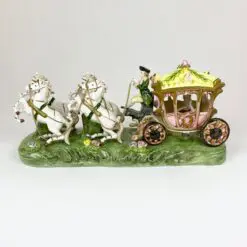 Porcelianinė statula, vaizduojanti keturių žirgų traukiamą karietą su dama 13x37x17 cm