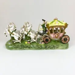 Porcelianinė statula, vaizduojanti keturių žirgų traukiamą karietą su dama 13x37x17 cm