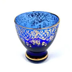 Aukso spalvos ornamentais dekoruota mėlyno stiklo taurelė 50 ml 5,5x5,5x5,5 cm