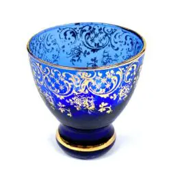 Aukso spalvos ornamentais dekoruota mėlyno stiklo taurelė 50 ml 5,5×5,5×5,5 cm