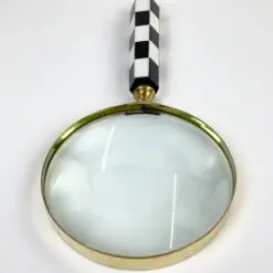 Žalvarinis padidinamasis stiklas – lupa su plastikine šachmatų lentos rašto rankena 2,5x10x25 cm
