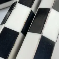 Žalvarinis padidinamasis stiklas – lupa su plastikine šachmatų lentos rašto rankena 2,5x10x25 cm