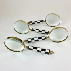 Žalvarinis padidinamasis stiklas – lupa su plastikine šachmatų lentos rašto rankena 2,5x10x25 cm