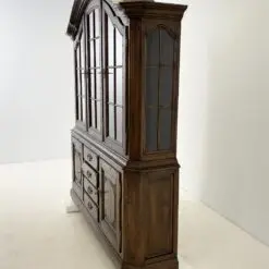 Ilgas ąžuolinis dviejų dalių bufetas gaubtu stogu 43x195x224 cm