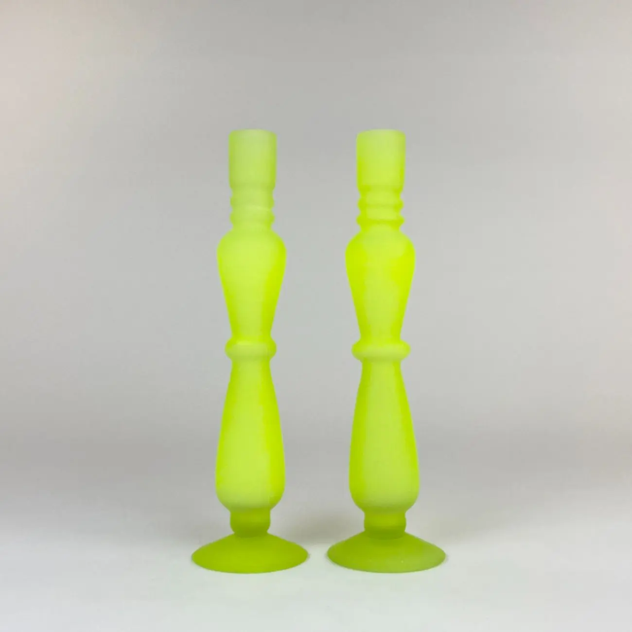 HB0782-zvakides-0 Stiklinės neoninės spalvos žvakidės 2 vnt. komplektas 7,5×7,5×27 cm