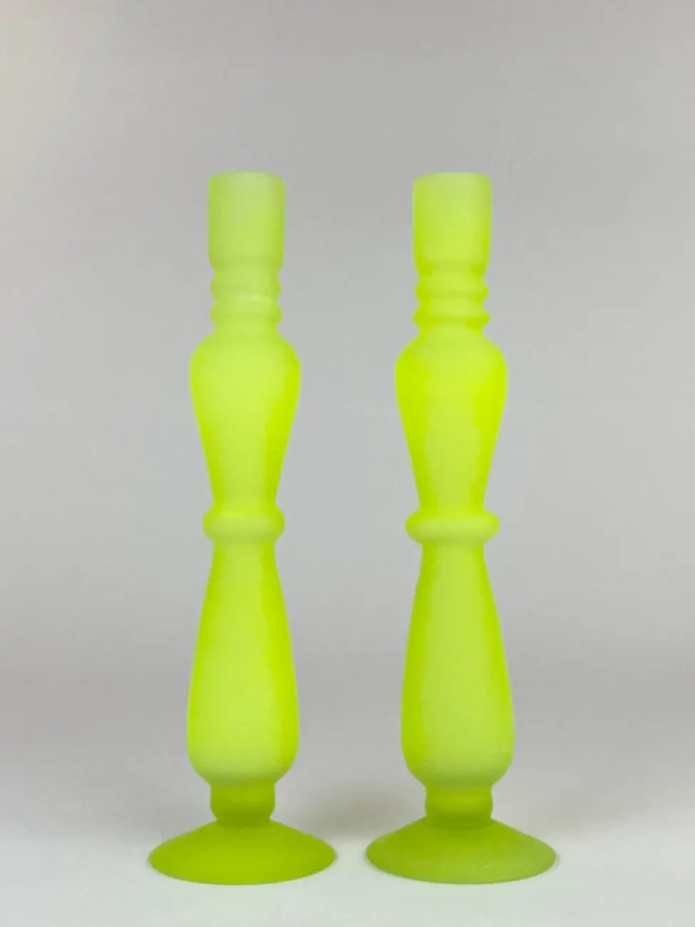 HB0782-zvakides-1 Stiklinės neoninės spalvos žvakidės 2 vnt. komplektas 7,5×7,5×27 cm
