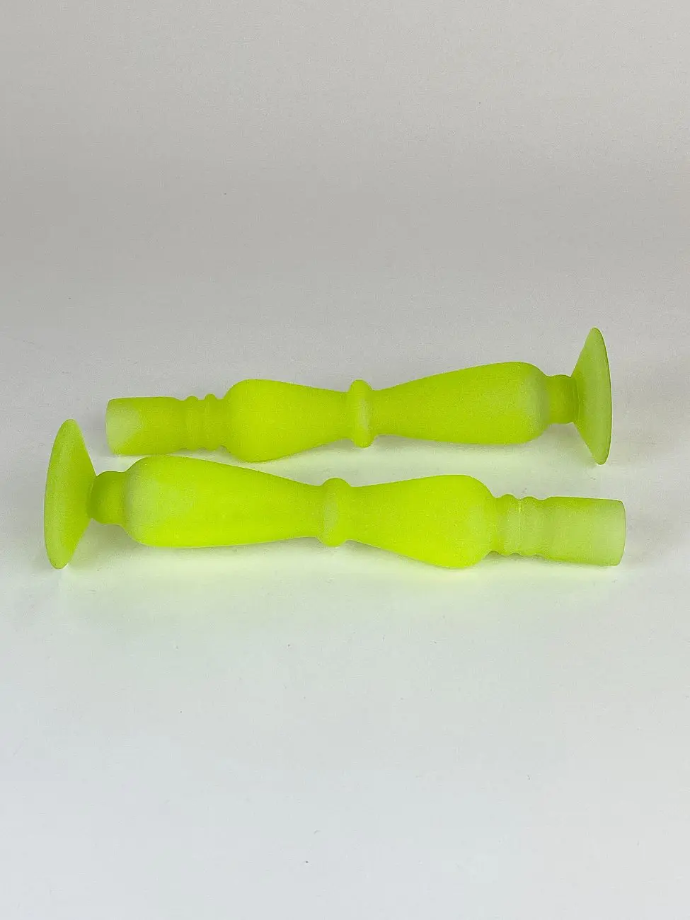 HB0782-zvakides-3 Stiklinės neoninės spalvos žvakidės 2 vnt. komplektas 7,5×7,5×27 cm