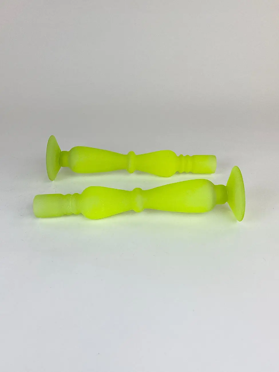 HB0782-zvakides-4 Stiklinės neoninės spalvos žvakidės 2 vnt. komplektas 7,5×7,5×27 cm
