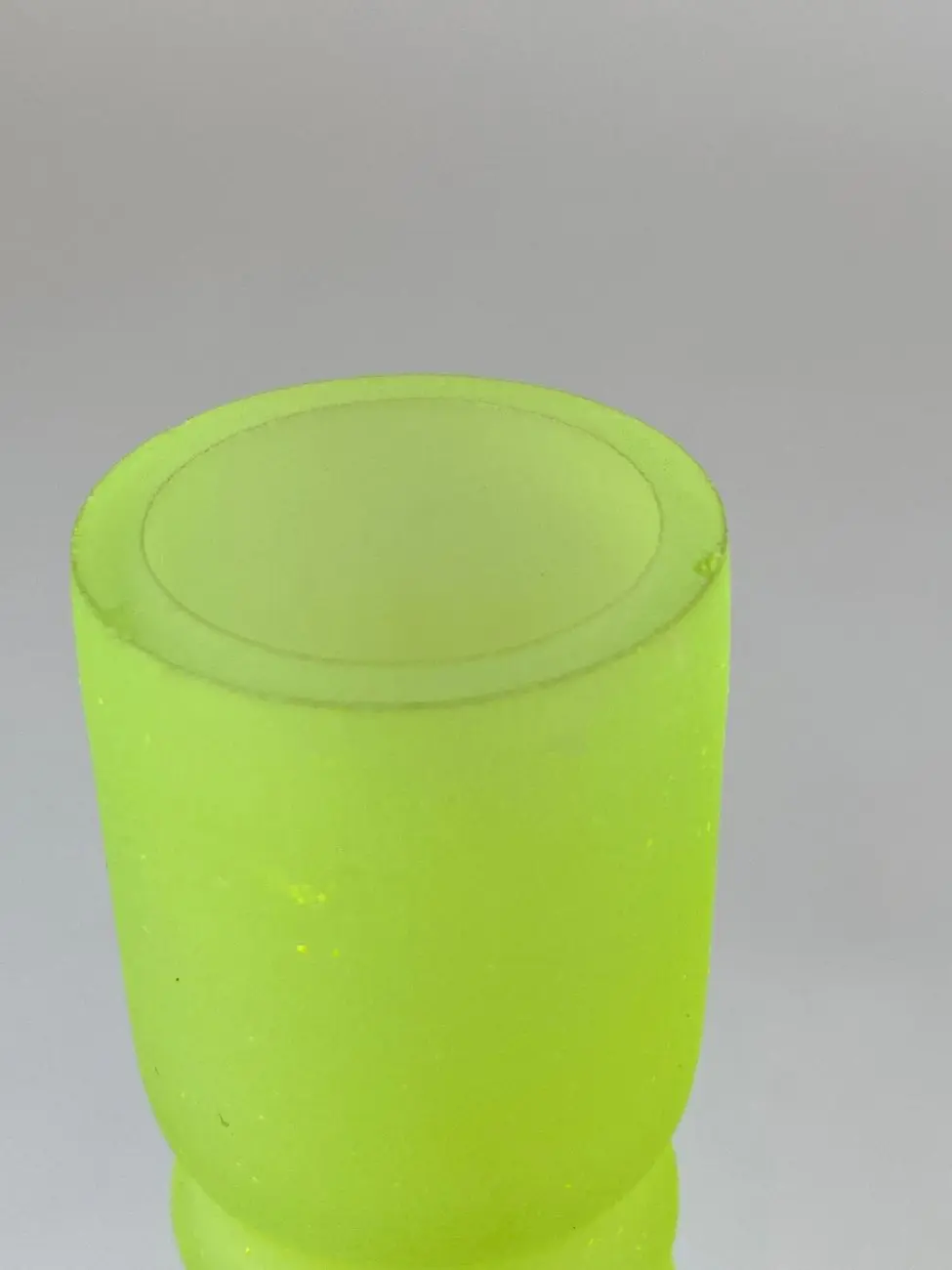 HB0782-zvakides-7 Stiklinės neoninės spalvos žvakidės 2 vnt. komplektas 7,5×7,5×27 cm