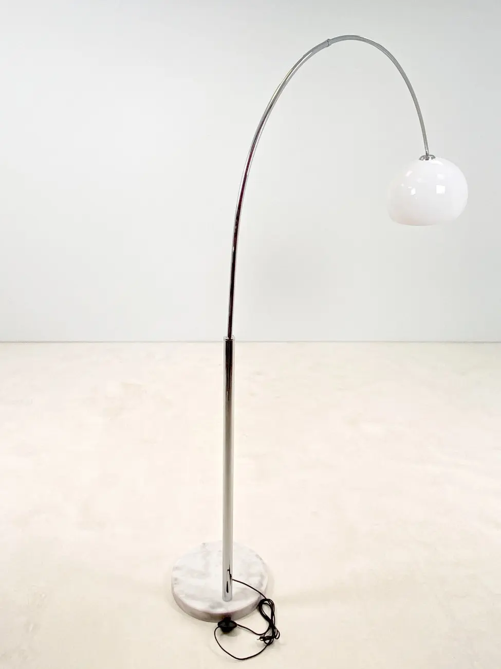 HB0796-pastatomi-sviestuvai-5 Metalinis arkos formos reguliuojamas toršeras marmuriniu pagrindu ir plastikiniu gaubtu 38x180x172(+31) cm