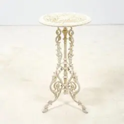 Metalinis provanso stiliaus baltos spalvos apvalus staliukas 36x36x69 cm