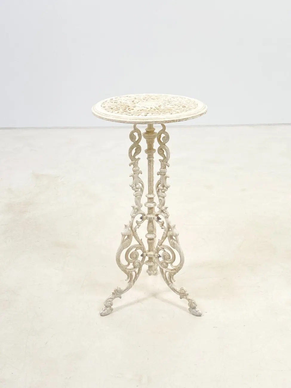 HB0802-stalai-1 Metalinis provanso stiliaus baltos spalvos apvalus staliukas 36x36x69 cm