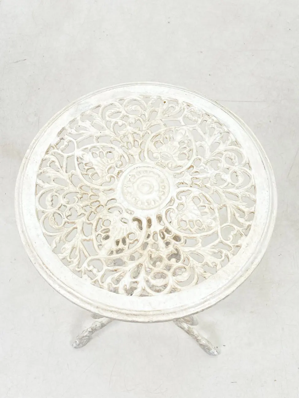 HB0802-stalai-3 Metalinis provanso stiliaus baltos spalvos apvalus staliukas 36x36x69 cm