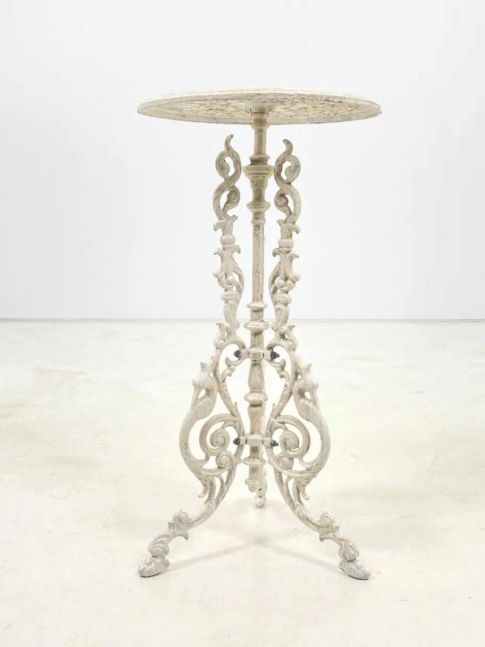HB0802-stalai-4 Metalinis provanso stiliaus baltos spalvos apvalus staliukas 36x36x69 cm