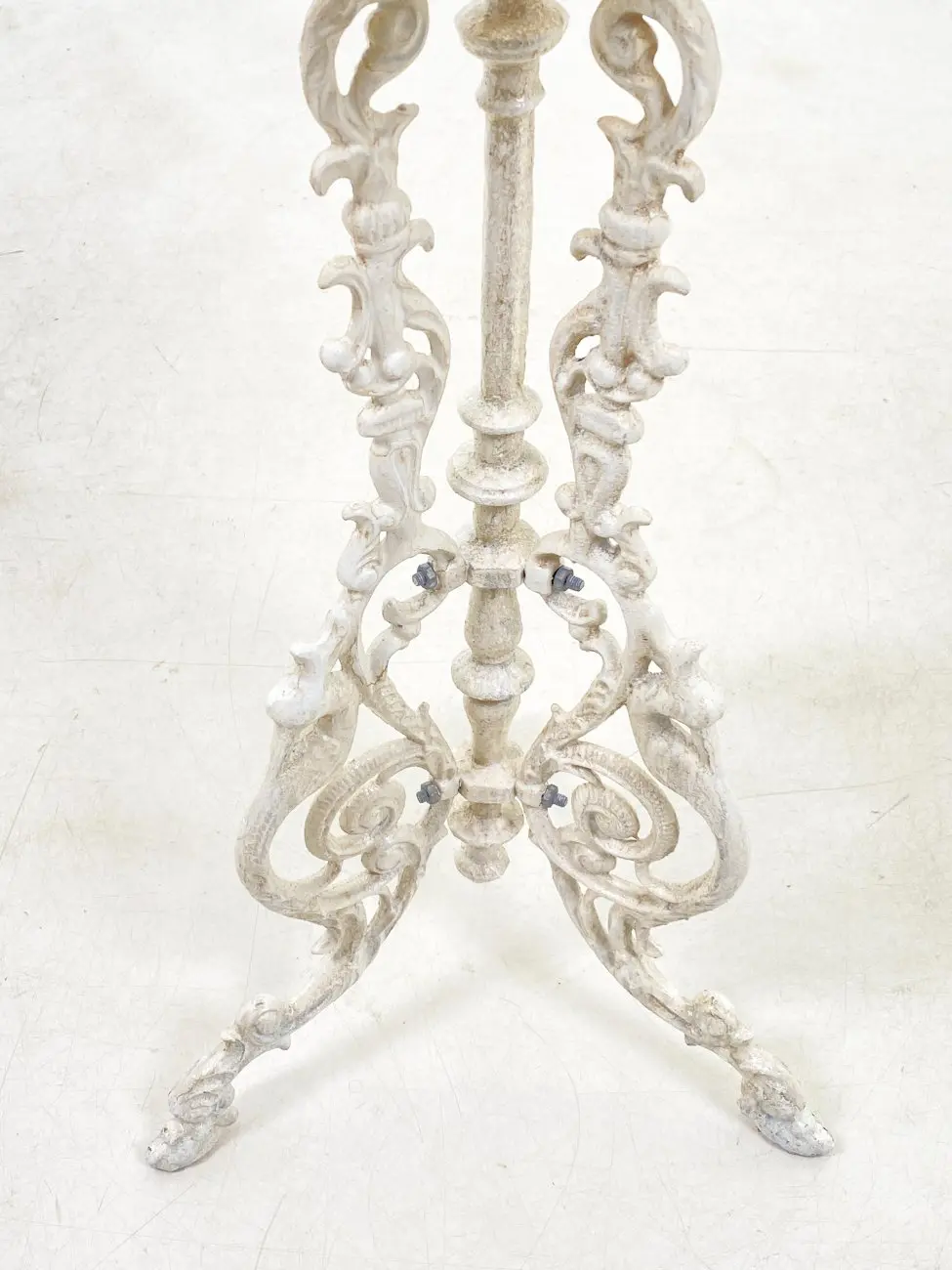 HB0802-stalai-5 Metalinis provanso stiliaus baltos spalvos apvalus staliukas 36x36x69 cm