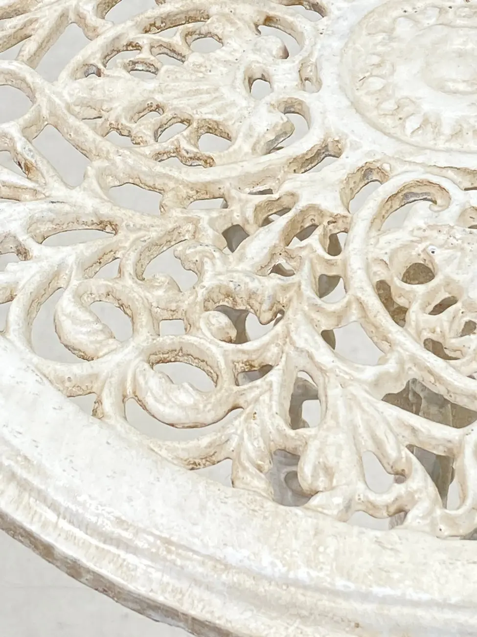 HB0802-stalai-6 Metalinis provanso stiliaus baltos spalvos apvalus staliukas 36x36x69 cm