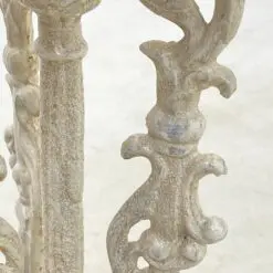 Metalinis provanso stiliaus baltos spalvos apvalus staliukas 36x36x69 cm