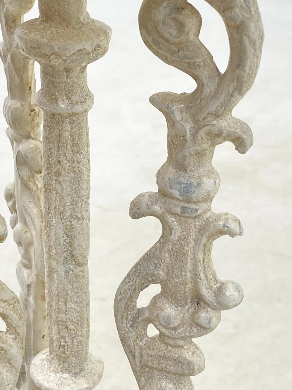 HB0802-stalai-7 Metalinis provanso stiliaus baltos spalvos apvalus staliukas 36x36x69 cm