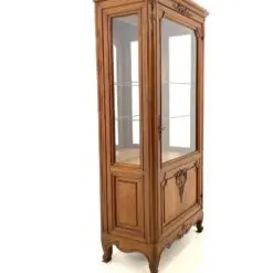 Ąžuolinė rokoko stiliaus vitrina su veidrodine nugara 47x92x179 cm