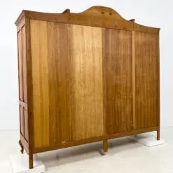 Ąžuolinė rokoko stiliaus keturių durų rūbų spinta 66x221x214 cm