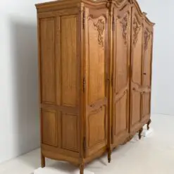 Ąžuolinė rokoko stiliaus keturių durų rūbų spinta 66x221x214 cm
