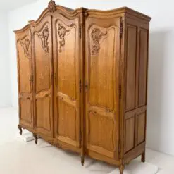 Ąžuolinė rokoko stiliaus keturių durų rūbų spinta 66x221x214 cm