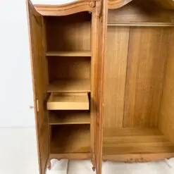 Ąžuolinė rokoko stiliaus keturių durų rūbų spinta 66x221x214 cm