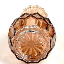 Stiklinė briaunuota rausvos spalvos vazelė 7x7x11,5 cm