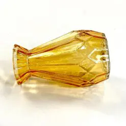 Stiklinė briaunuota oranžinio atspalvio vazelė 7x7x11,5 cm