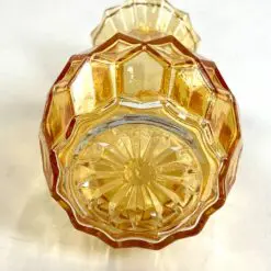 Stiklinė briaunuota oranžinio atspalvio vazelė 7x7x11,5 cm