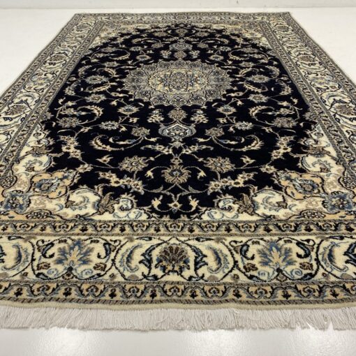 Baltas su juodu centru ir melsvais augaliniais ornamentais dekoruotas persiškas rankų darbo kilimas Nain