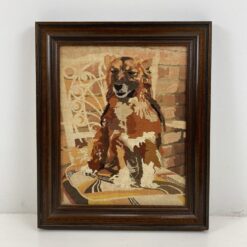 Senovinis gobelenas su austu ant kėdės sėdinčiu šunimi