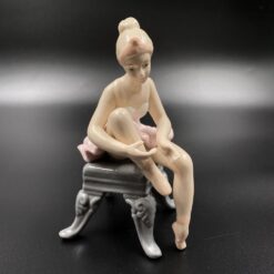 Porcelianinė sėdinčios balerinos skulptūra