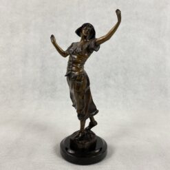 Bronzinė merginos skulptūra su autoriaus įspaudu