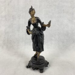 Bronzinė merginos skulptūra
