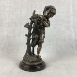 Bronzinė berniuko skulptūra