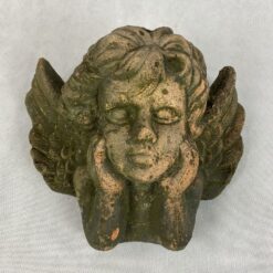 Delnais veidą susiėmusio angeliuko pakabinama keramikinė skulptūra