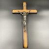 Medinis kryžius su metaline Jėzaus skulptūra