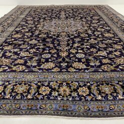 Augaliniais ornamentais mėlyname fone dekoruotas persiškas rankų darbo kilimas Keshan