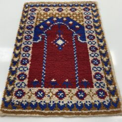 Geometriniais ornamentais dekoruotas vilnos kilimėlis