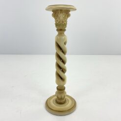 Balta pynės formos medinė kolona