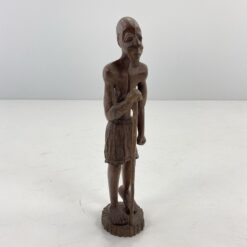 Iš medžio drožta skulptūra vaizduojanti vyriškį su lazda