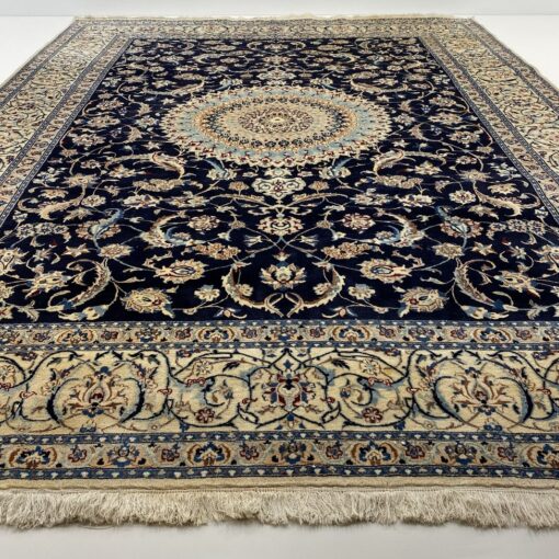 Mėlynas su šviesiu centru augaliniais ornamentais dekoruotas persiškas rankų darbo kilimas Nain