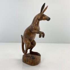 Medinė kengūros skulptūra